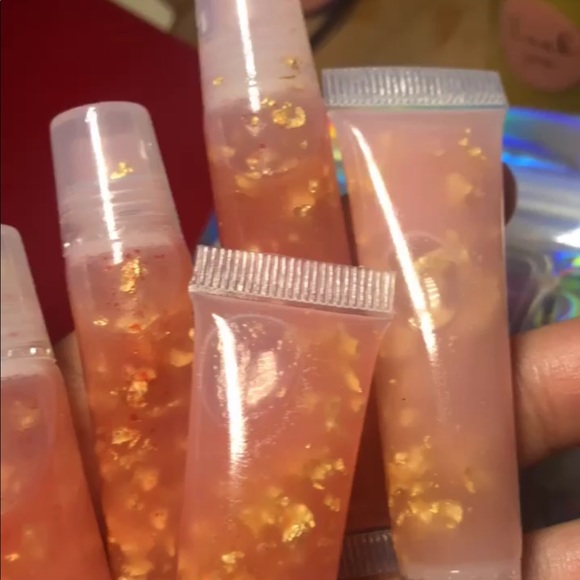 Eyelashes and lipgloss - Picture 2 of 4